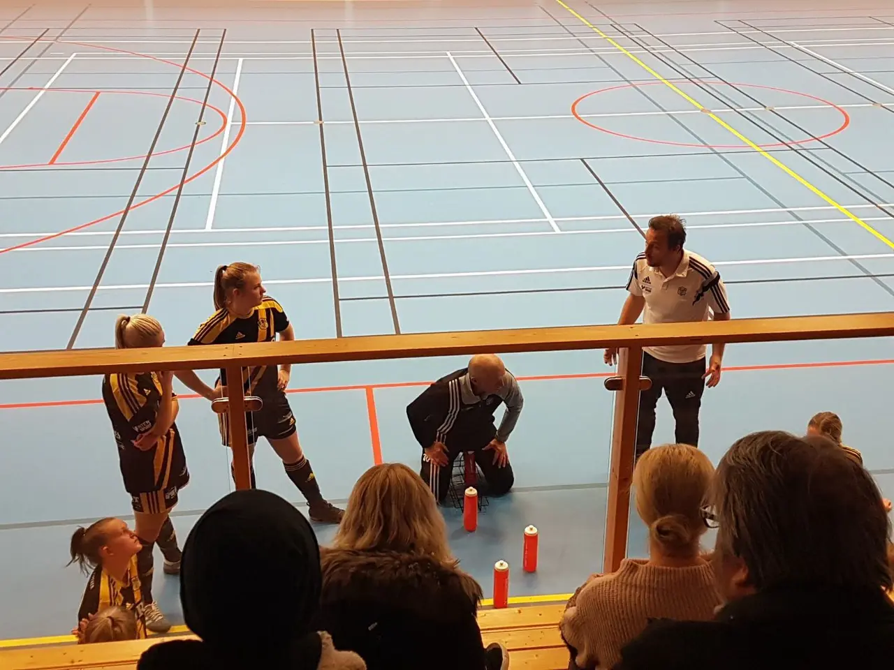 taktikgenomgång med flaskor i sista pausen mot Gullringen, tack för fotot Monika Ryd