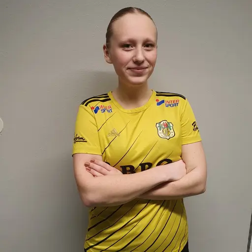 Guldregn i Högsby, lagbild och sen en glad debutant Linn Lindersson till höger
