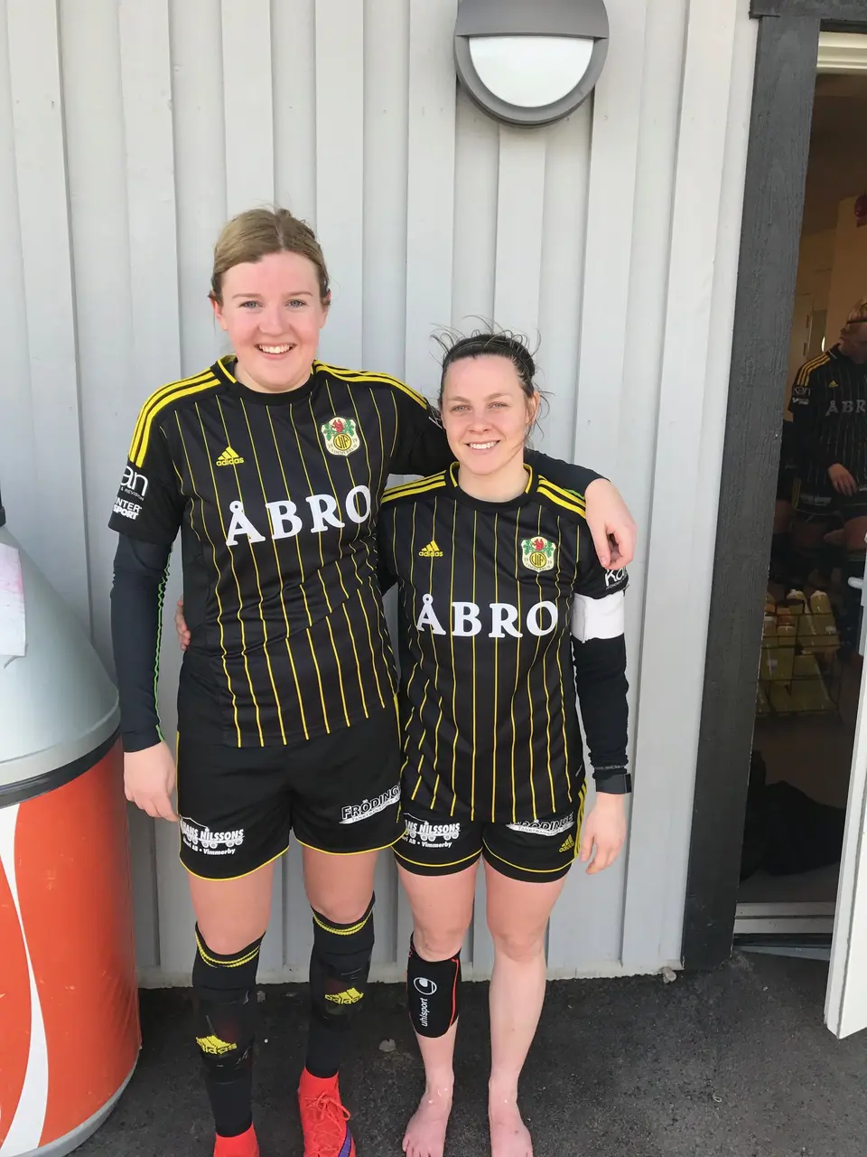 Glada målskyttar efter matchen, Nathalie Johansson och Anna Karlsson.