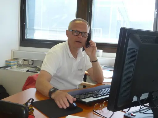 Leif Carlsson har redan installerat sig och Ade samt Budo är nöjda med nyanställningen och hälsar Leif välkommen till stt nya jobb