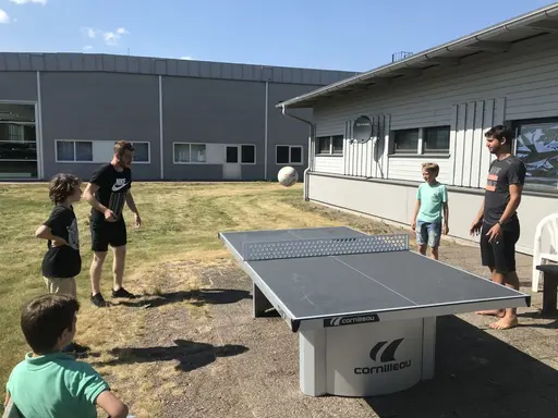 Fotbollspingis, smålagspel och inomhus-häng i värmen.