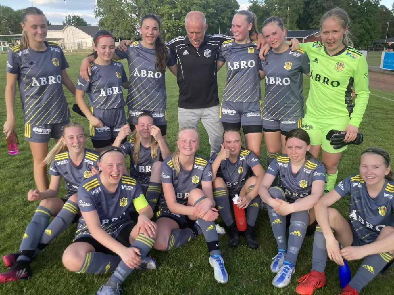 Nöjda VIF tjejer efter derbysegern