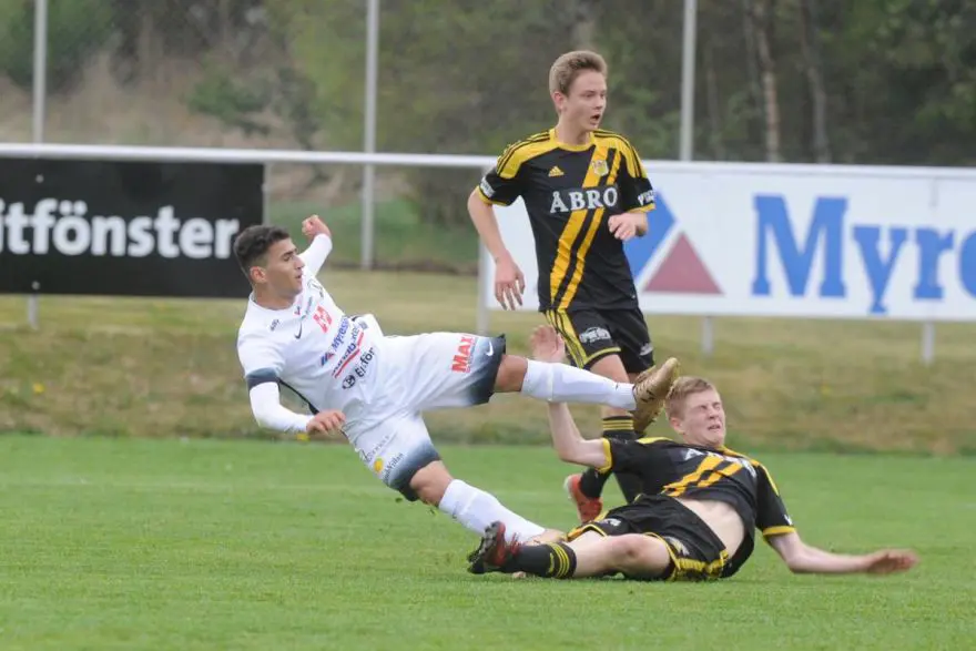 Bild från Vetlandaposten. Glidtackling utförd av Oskar Bergman, beundrad av Isak Granström.