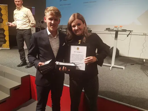 Oskar och Natta fotas efter utdelningen av årets spelare-priser