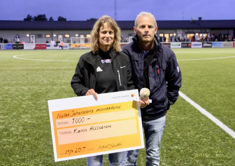 Karin Hillström får stipendiet av Michael Pygge Sjöström, foto DV
