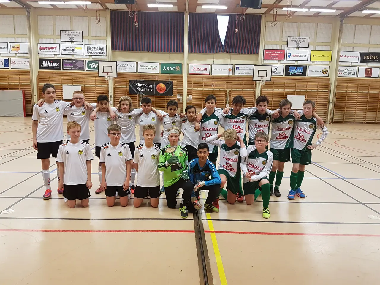 de båda lagens P04-lag som avslutade den långa dagen i Idrottshallen