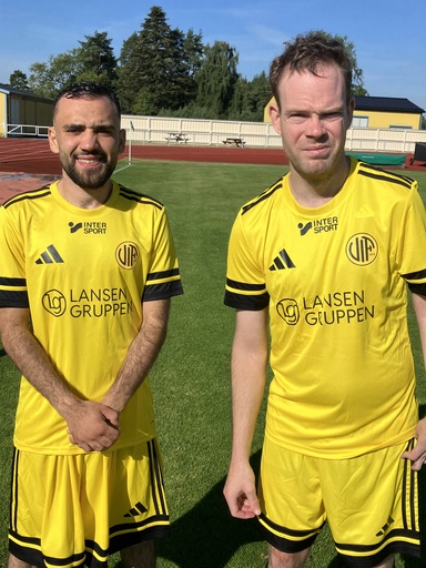 Mohammed och Emil i den nya matchdressen som Lansen Omsorg varit med och sponsrat