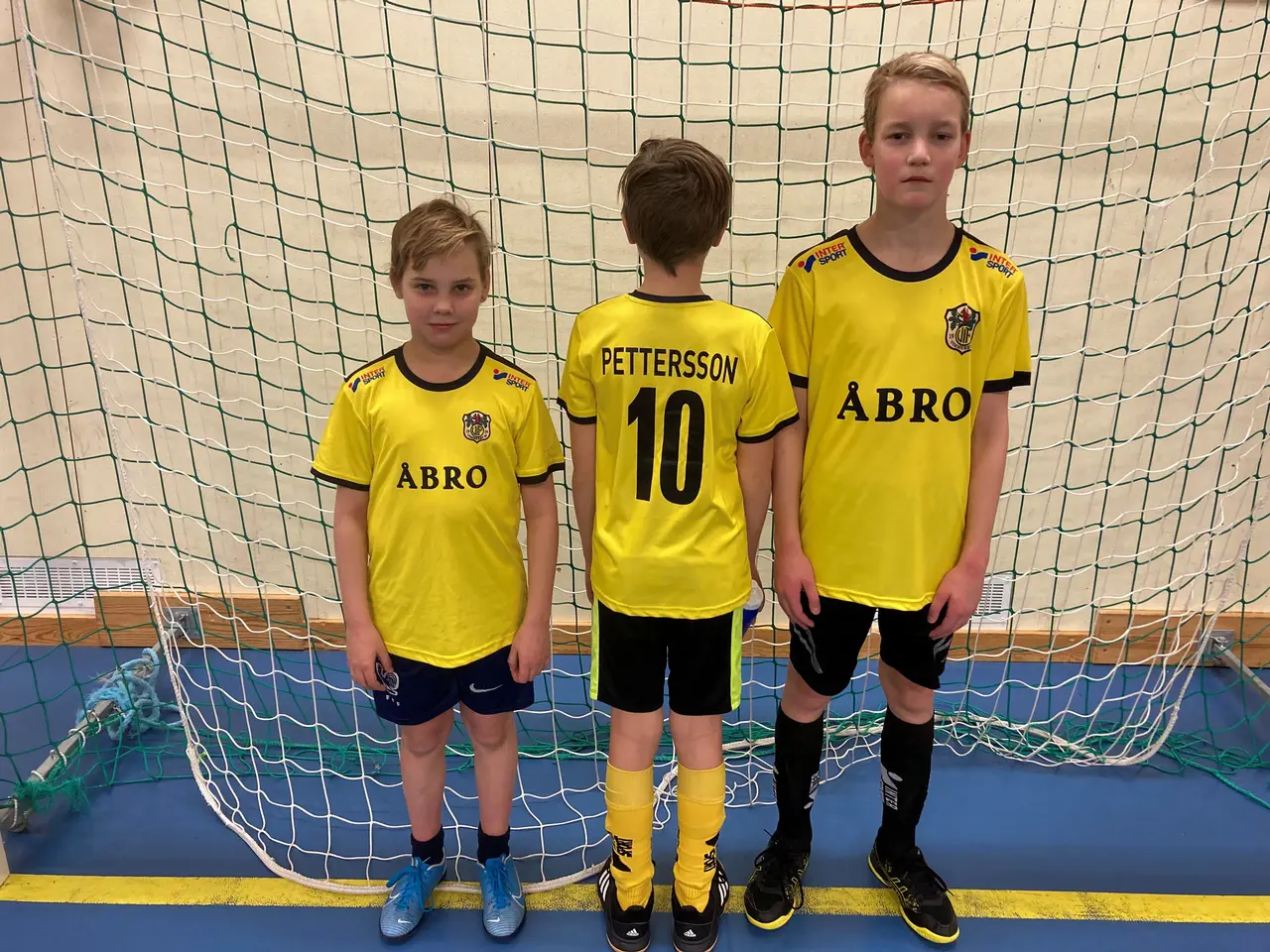 Fotomodellerna och P09-spelarna Wiggo, Daniel och Liam efter träning.