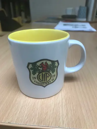 VIF-mugg, piké med gamla loggan och 1919 på armen och retrotröjor för barn och vuxna.