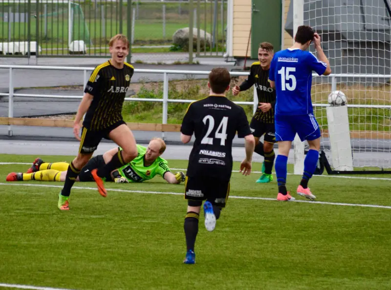 Måljubel sen Oskar gjort 1-0, bild lånad från Dagens Vimmerby