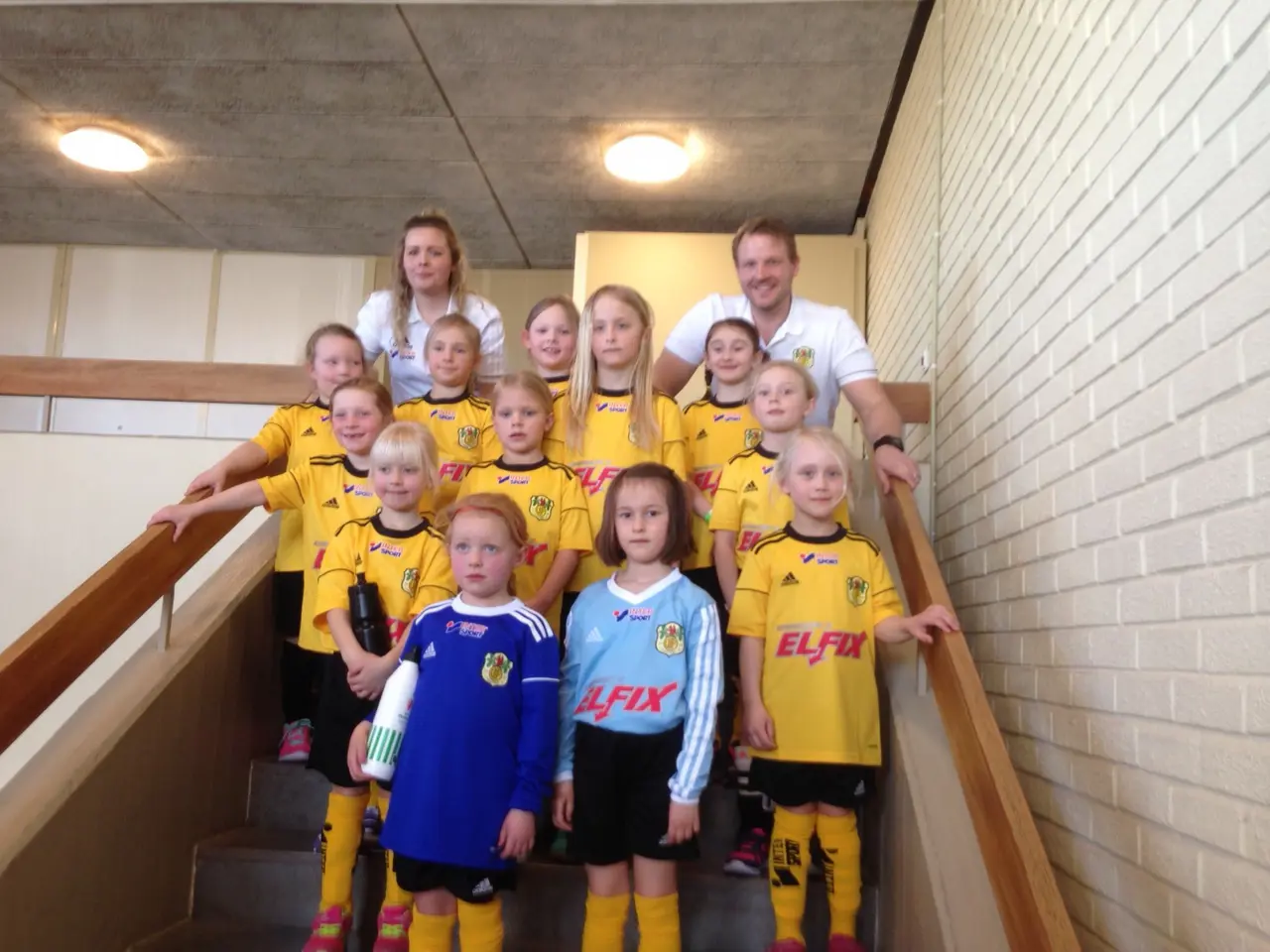 Edda, Leah, Molly, Nellie, Leontina, Alice, Smilla, Ida, Ella, Elsa, Majken, Elin och så Emelie och Marcus överst.