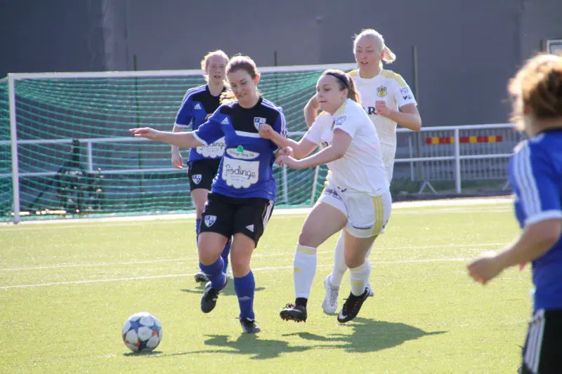 Dagens Vimmerby-bild men Brogie (FBSK) och Tilda Johansson (VIF) i kamp