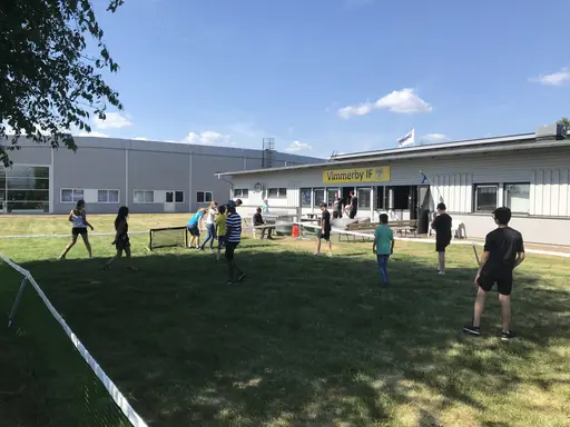 Fotbollspingis, smålagspel och inomhus-häng i värmen.
