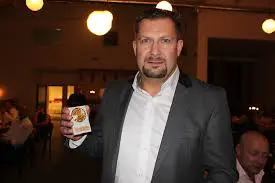 Förra årets vinnare, Nicklas Johansson, för fantastisk arbete med pojkar födda 1999. Foto VT