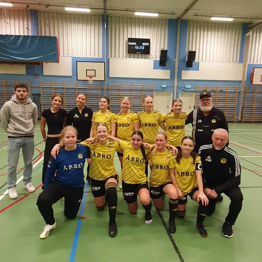 Guldregn i Högsby, lagbild och sen en glad debutant Linn Lindersson till höger
