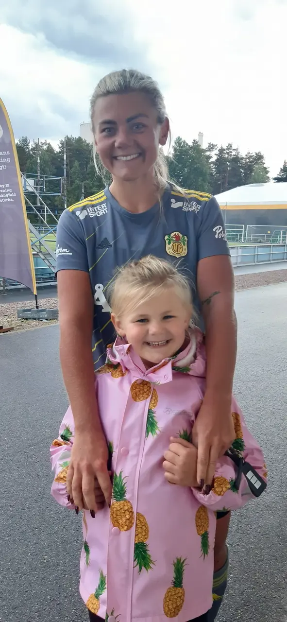 två generationer Pöder är jättenöjda med att mamma gjort comeback efter 12 år från fotbollen och idag nätade även Patricia mot moderklubben HFK