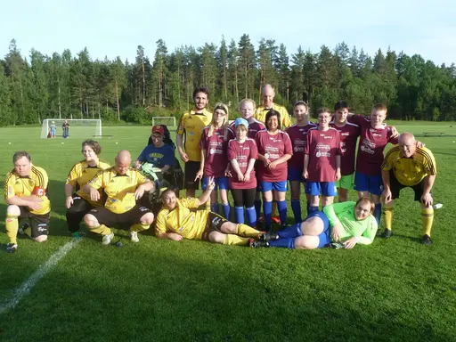Eksjö och VIF möttes i två matcher på klassiska Ränneborg, här är 5-mannalagen tillsammans. Plus Johannes-Bombarn-Rebecca som virar med Daciabilen utanför nya Filmbyn i M-lund