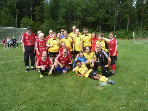 Tjust FF i rött och VIF FFA i sina fina gula tröjor, alla nöjda glada efter en fm på ljuvliga Tollevi
