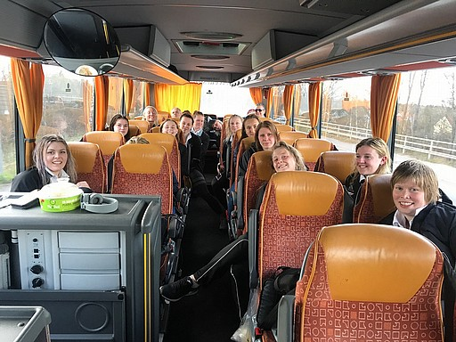 glada miner hem i bussen