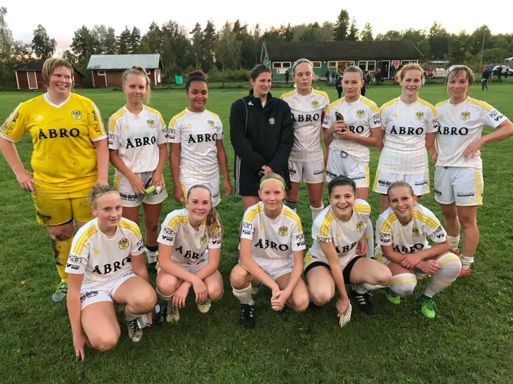 övre raden Kicki, Maja, Norbro, Julia H-S, Elin, Molly, Jossan, Gittan, nedre raden Molly G, Klara, Jessie, Kujtese, Thea