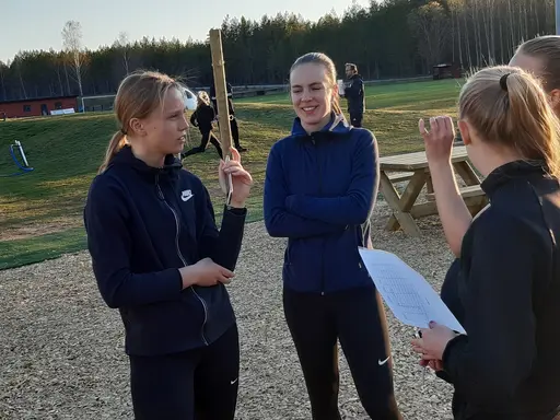 Tuva, Thilda, Kijtese, Emma, Minea, Molly, Ellen och Elin in action på några av tävlingsmomenten