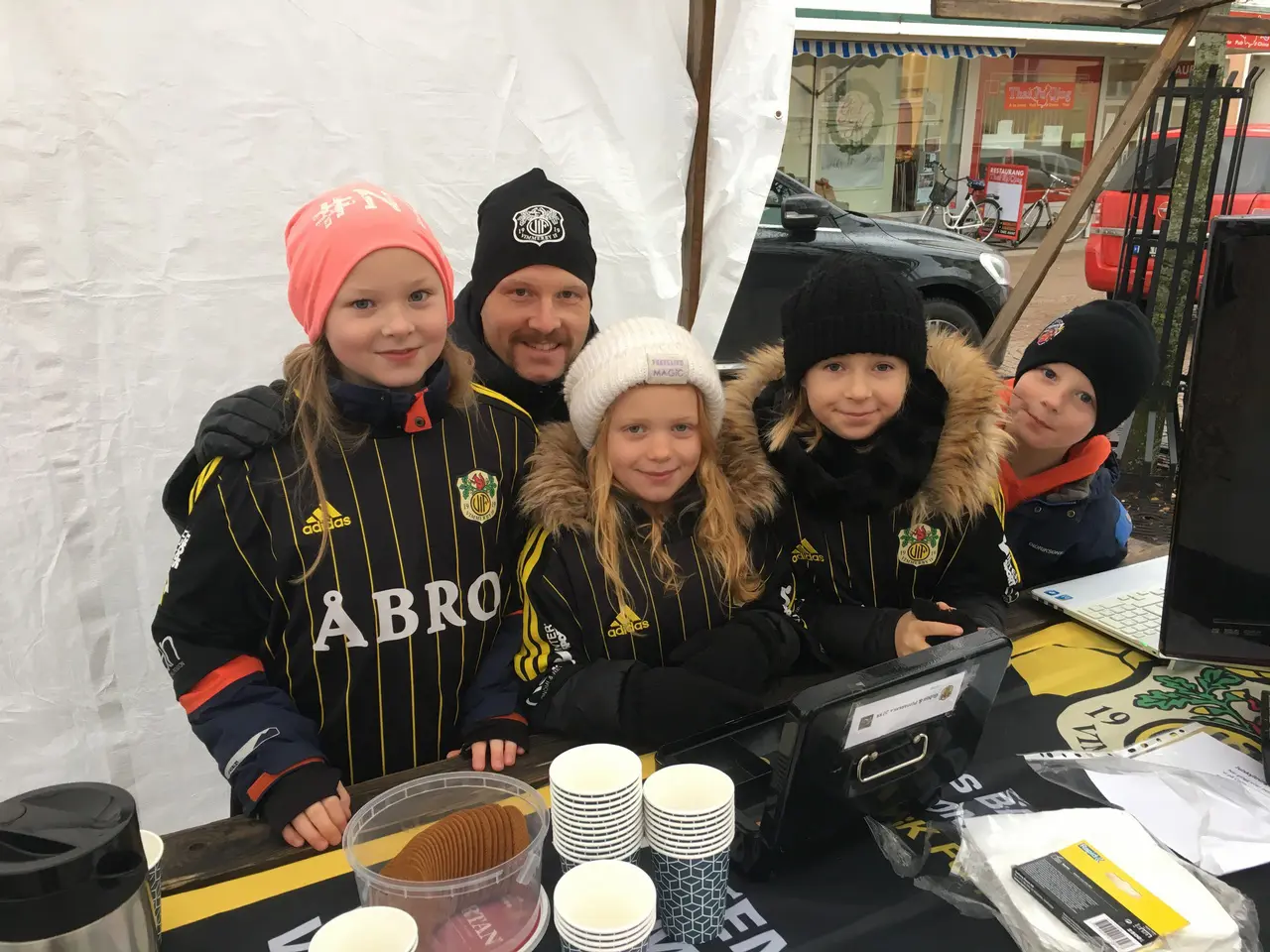 Molly, Elsa, Leah och Max hjälptes åt i VIFs marknadsstånd