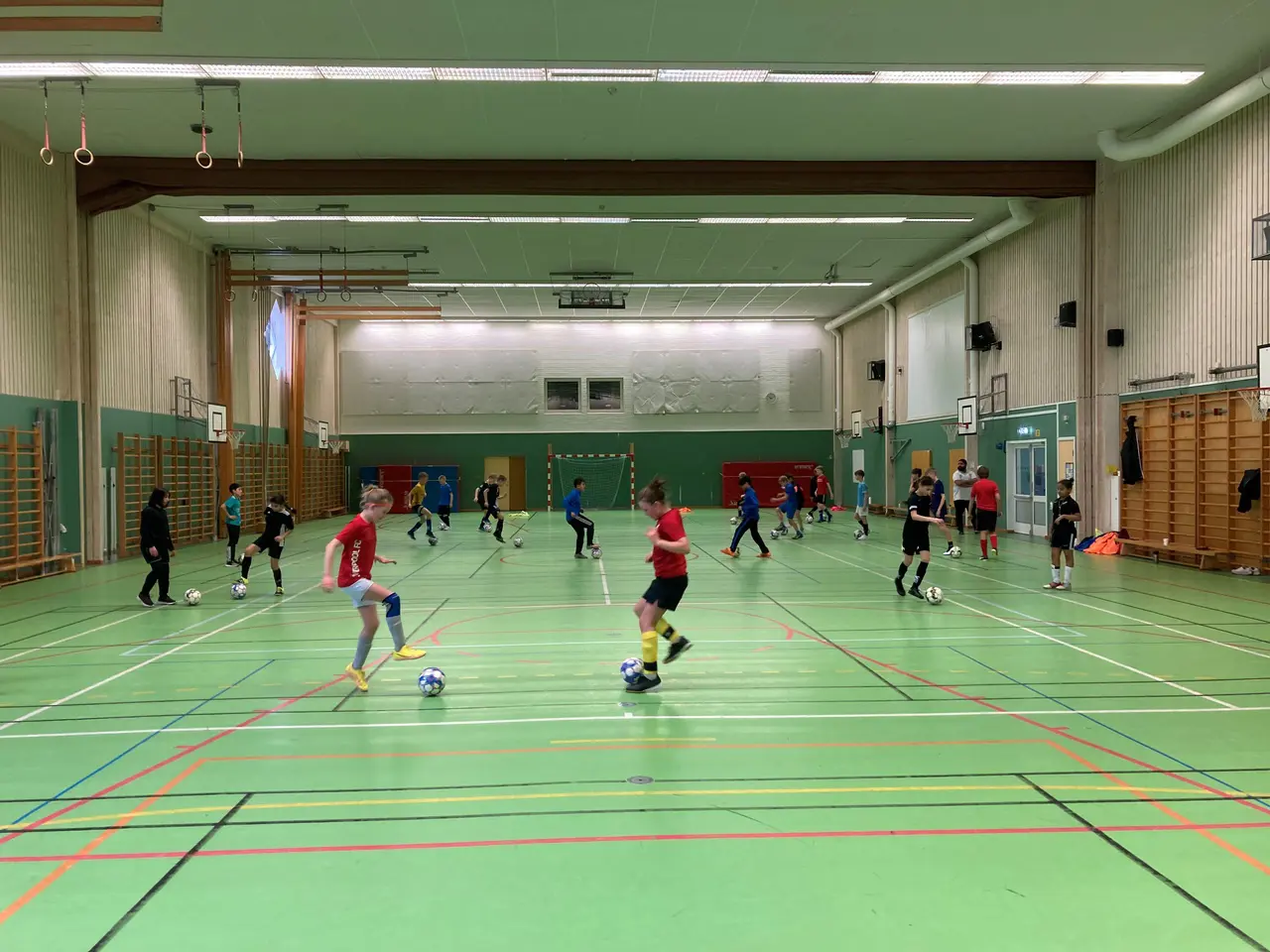 I år kör vi i bollhallen på Ceos.