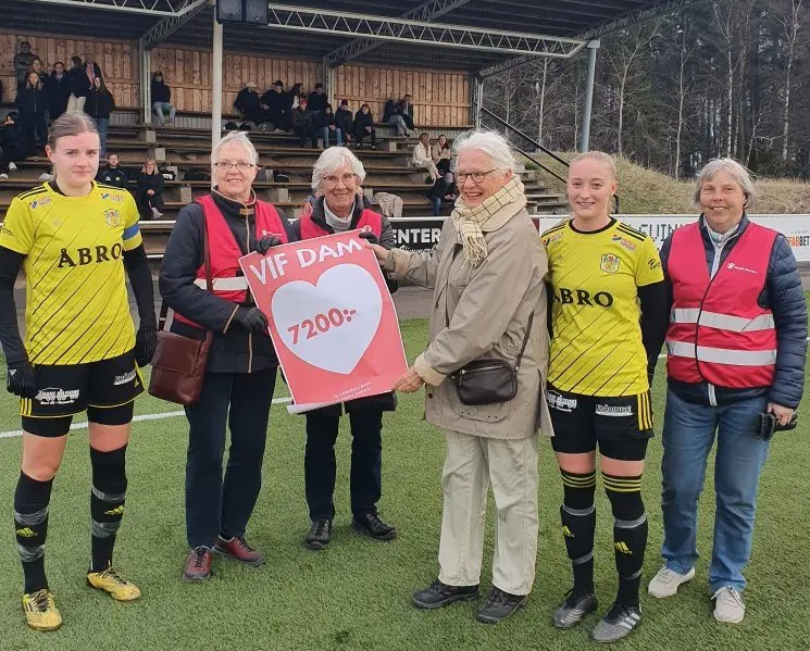 Natta och Julia lämnar över truppens gåva till Rädda Barnen!