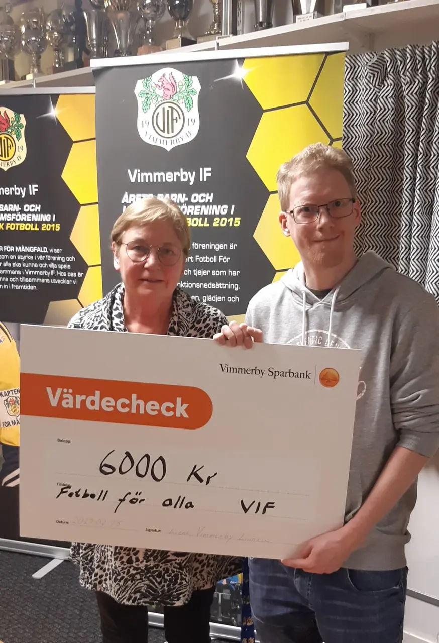 Stolt och nöjd tar Dick emot gåvan av Lions Linneas Christina Nilsson