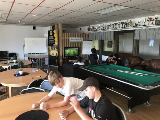 Fotbollspingis, smålagspel och inomhus-häng i värmen.
