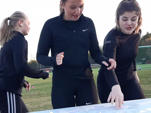 Tuva, Thilda, Kijtese, Emma, Minea, Molly, Ellen och Elin in action på några av tävlingsmomenten