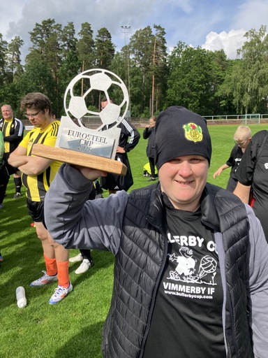 Mohammed och Emil i den nya matchdressen som Lansen Omsorg varit med och sponsrat