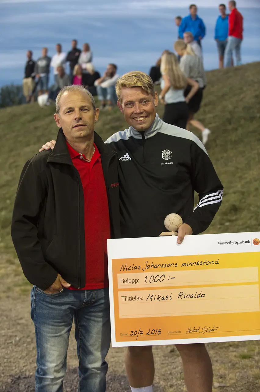 Michael Pygge Sjöström delade ut stipendium från Läskis Minnesfond till Mikael Rinaldo