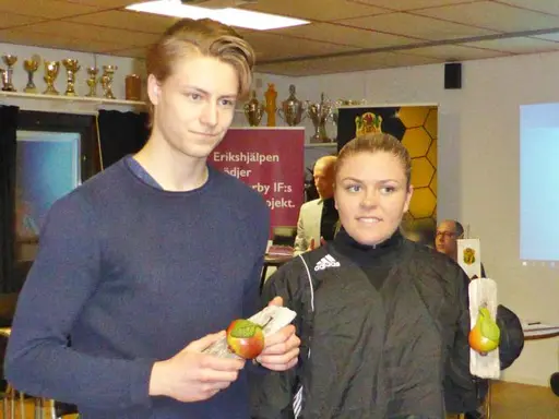 Gustaf och Greta (juniorpristagare) / Budo omvald ordf och Lasse Kennmark / Kennmark, Ulla-Karin Ericsson, Micke Krantz 30 årsmedlemmar/Marcus Alsér mötets ordf och Martin Reimhult revisor/ tack alla