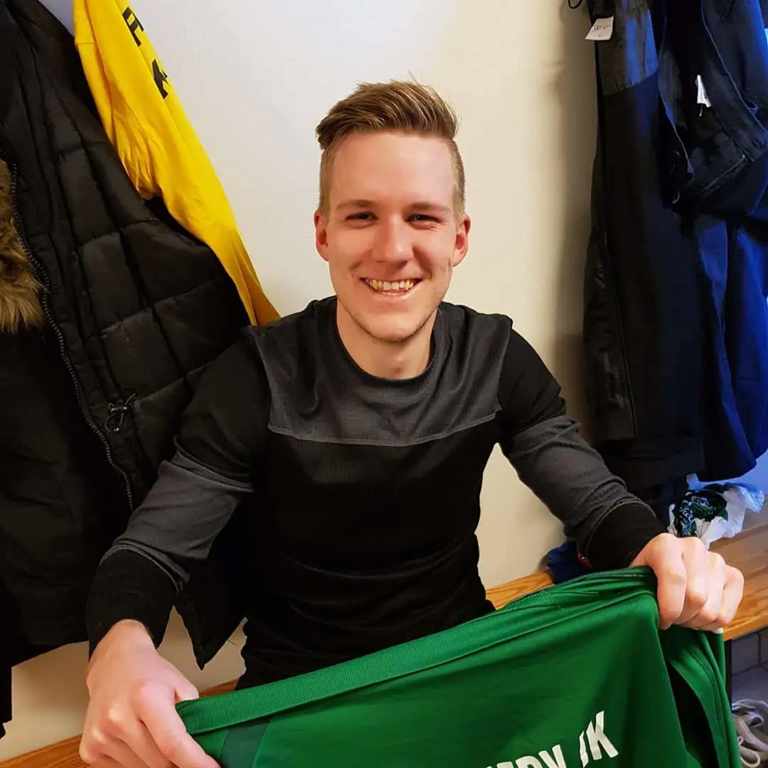 Första målet i byn redan i andra matchen det är värt en bild. Glad är han också!