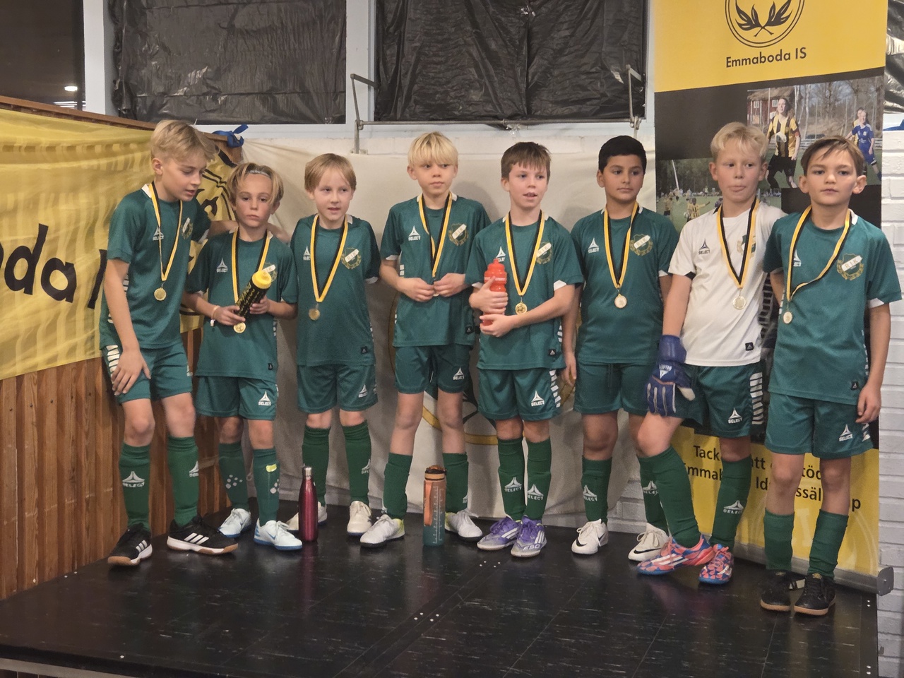 Medaljutdelning på podium.