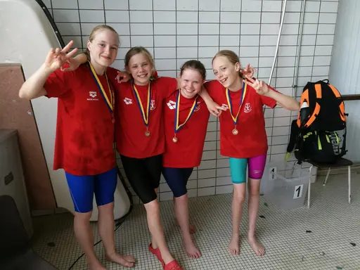 Tjejernas lag 12-13 (Liv, Towe, Louise, Agnes) och Killarnas vinnarlag (Theo, Mattias, Ludvig och Liam)