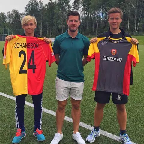 Två fotbollsproffs uppväxta i Ulricehamns kommun på besök under Steam Camp 2015. Sebastian Johansson och Marcus Rohdén.