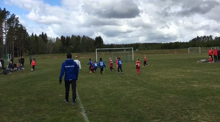 Grabbarna stod för fina insatser i ett blåsigt Timmele. Underlaget var nytt för dem, någon sa: vad är detta för gräs :) Bortskämda med konstgräs :)