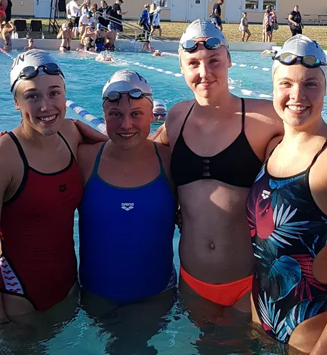 Bild 1: Julia Lindgren, Amanda Jobs, Sara Junevik, Elin Svärd. Bild 2: SM guld till Sara på 50 m fjäril. Bild 3: Elias Persson. Bild 4: Anna Söderlund och vattenpololaget. 