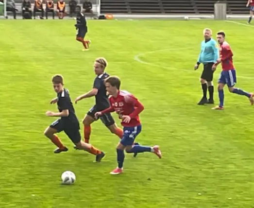 Arvikas Filip Åström driver upp bollen.
