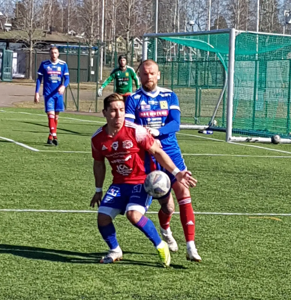 Arvikas Jefferson Parra Parra i duell med en Karlskogaspelare.