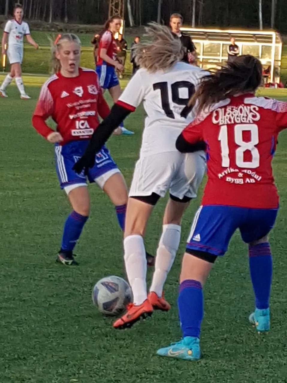 Matilda Sveder Stahl och Ellen Forsberg (18) försöker gemensamt hejda ett anfall från Norrstrand.