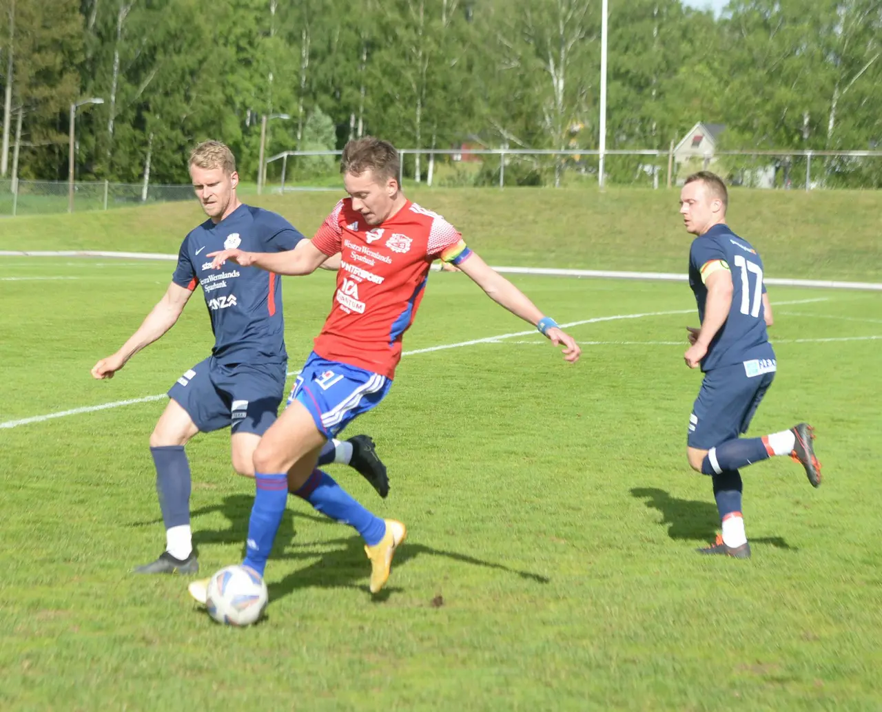 Adis Tucek i kamp med före detta Arvikaspelaren Lars Nilsson.