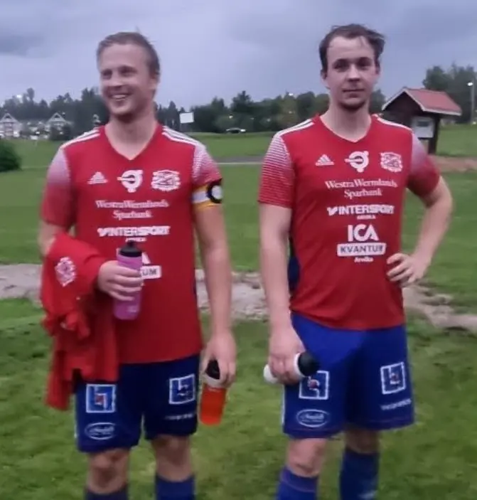 Viktor Eriksson (t.h) gjorde två av Arvikas mål, Mikael Johansson gjorde det tredje.