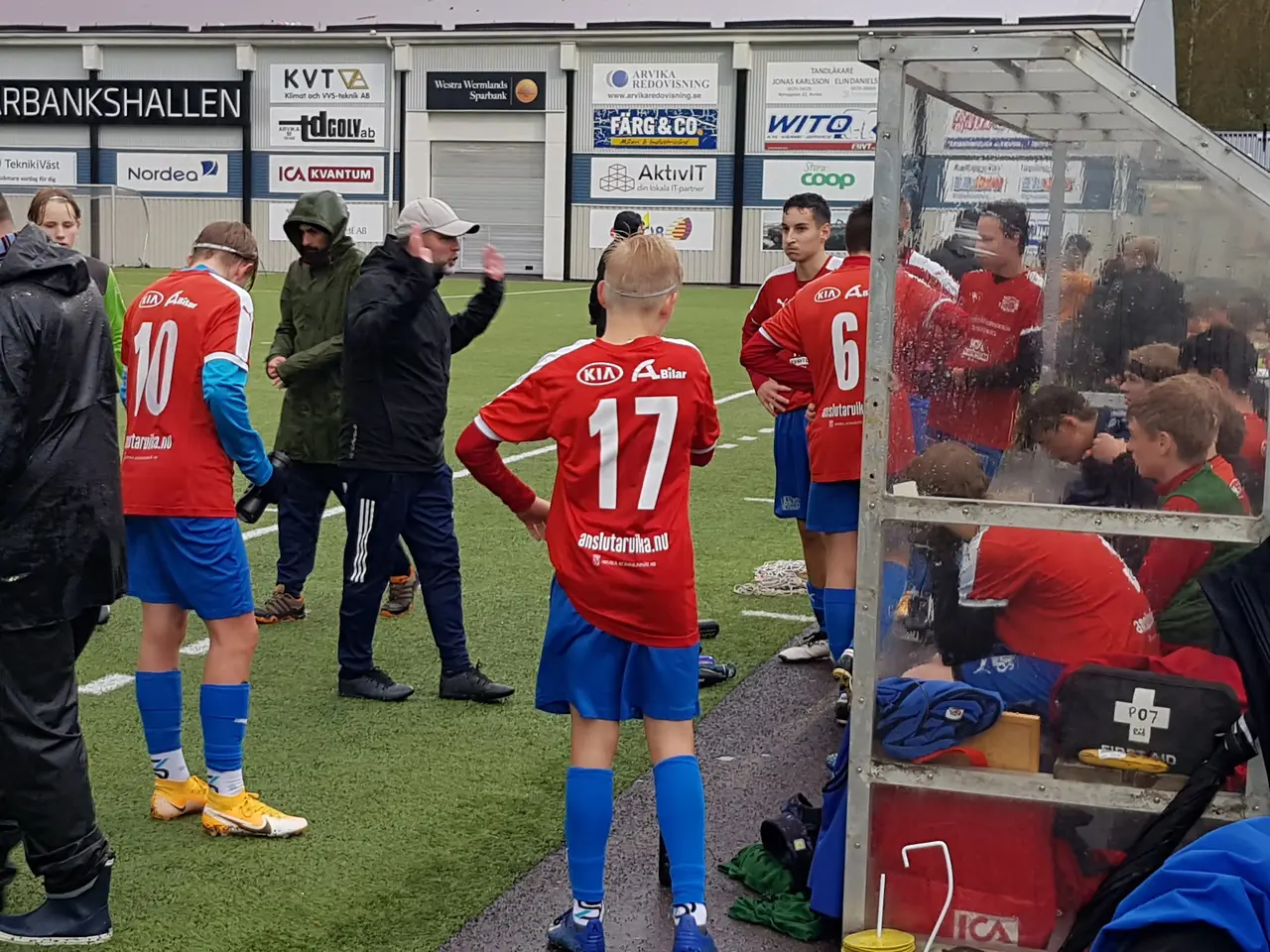 Johan Mossberg instruerar sina spelare.