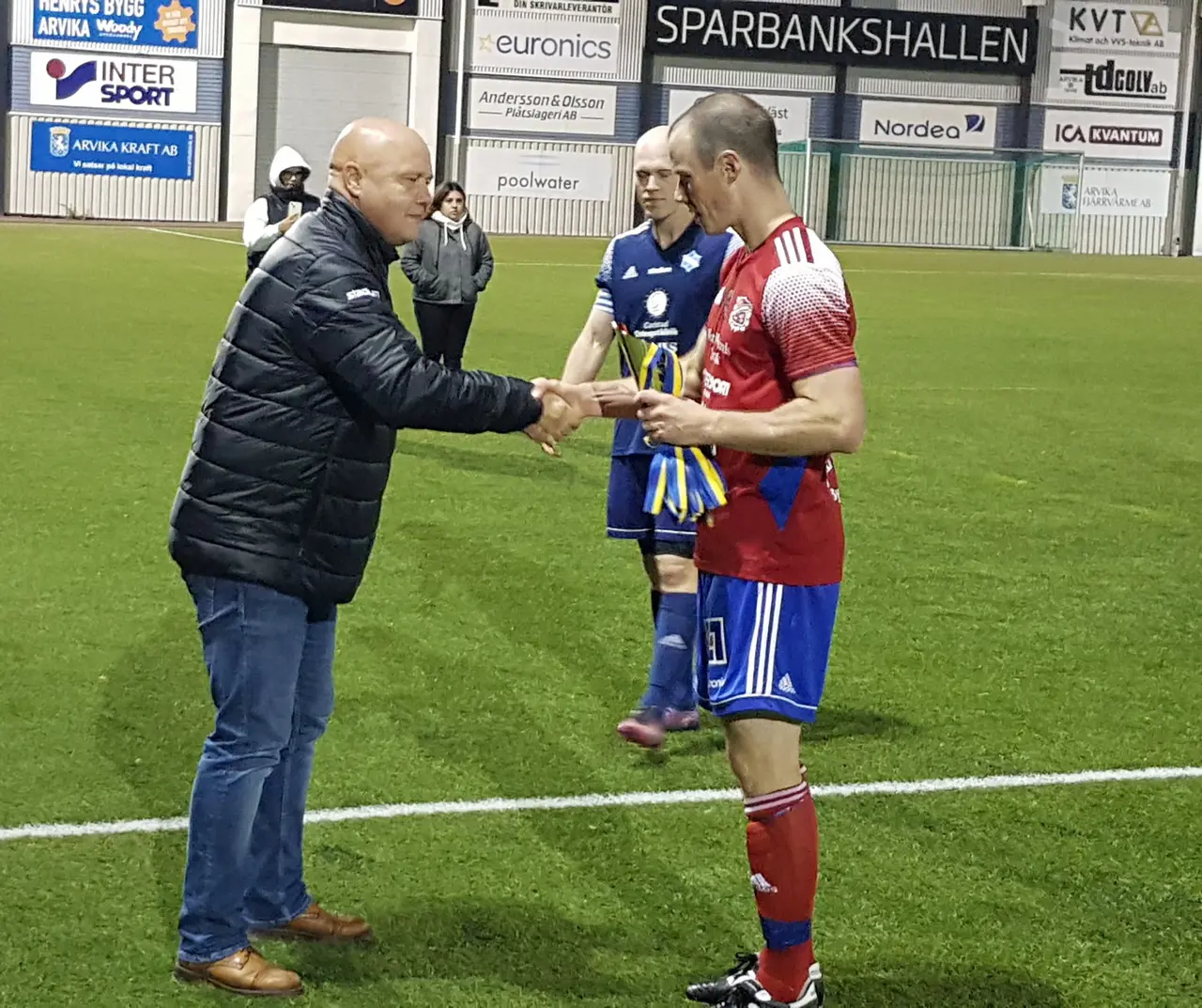 Arvikas lagkapten Emil Eriksson tar emot andrapriset i Lilla DM-finalen, av förbundets Janne Jansson.