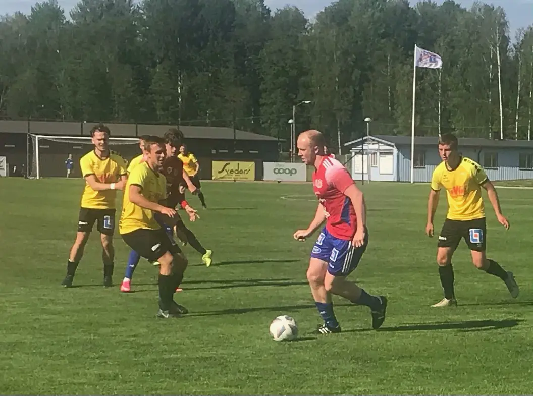 Jesper Jansson omringad av Västanvikspelare