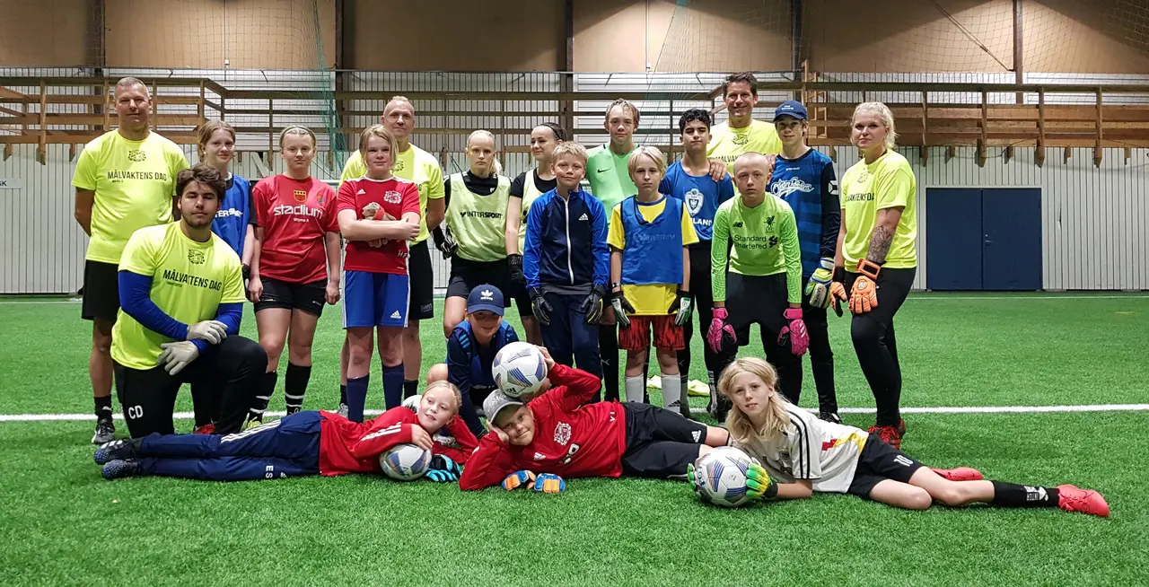 Hela gänget med ungdomsmålvakter och ledare samlade