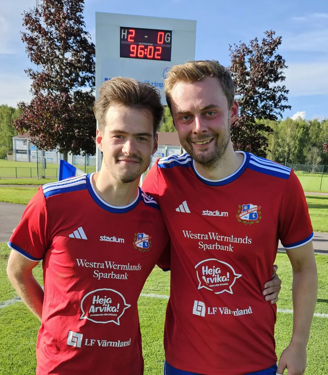 Filip Åström (t.v) och Magnus Wästlund gjorde Arvikas mål i segermatchen mot Skattkärr.